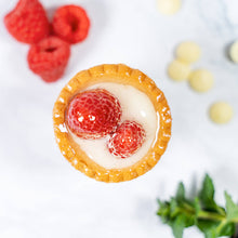 Lade das Bild in den Galerie-Viewer, Himbeer Tartelette –  besteht aus Mürbteig, einer Creme und ist mit zwei Himbeeren belegt, zur Deko frische Himbeeren
