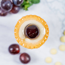 Lade das Bild in den Galerie-Viewer, Trauben Tartelette –  besteht aus Mürbteig, einer Creme und ist mit einer roten Traube belegt, zur Deko noch frische Trauben
