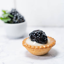 Lade das Bild in den Galerie-Viewer, Brombeer Tartelette aus Mürbteig, Creme und mit einer Brombeere belegt
