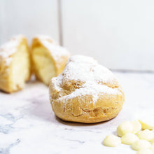 Lade das Bild in den Galerie-Viewer, Windbeutel, mit Vanillecreme und mit Puderzucker bestreut
