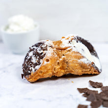 Lade das Bild in den Galerie-Viewer, Ricotta Cannolo – Frittierte Mürbteigröllchen, innen mit Schokolade ausgestrichen, gefüllt mit Ricottacreme und Puderzucker bestreut
