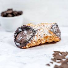 Lade das Bild in den Galerie-Viewer, Canollo Schoko – Frittierte Mürbteigröllchen, innen mit Schokolade ausgestrichen, gefüllt mit Schokocreme und mit Puderzucker bestreut
