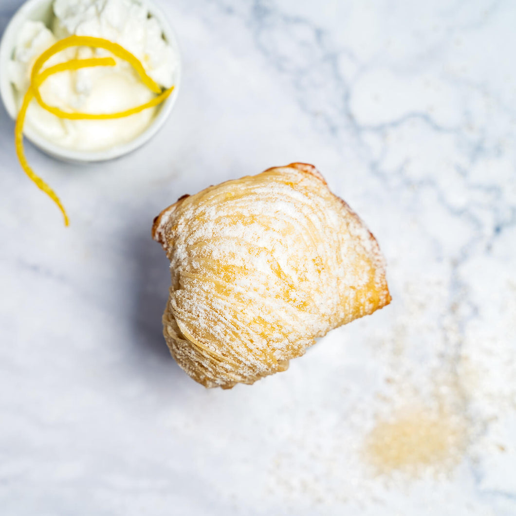 Sfogliatella - Blätterteiggebäck von oben bestreut mit Puderzucker