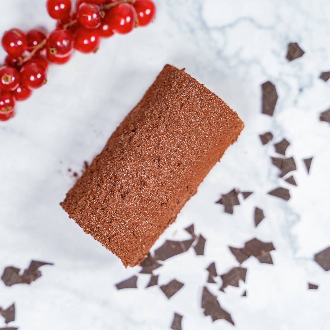 Schoko Rollini von oben dekoriert mit roten Johannisbeeren