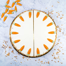 Lade das Bild in den Galerie-Viewer, Karottenkuchen von oben mit Weißer Ganache-Creme und Marzipanmöhren

